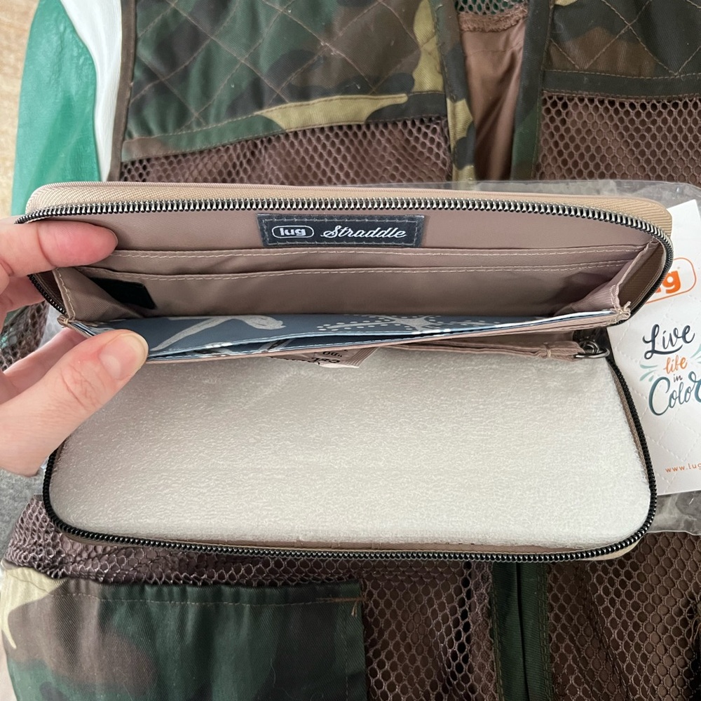 Lug Straddle Wristlet RFID Wallet NWT Taupe - Picture 5 of 6